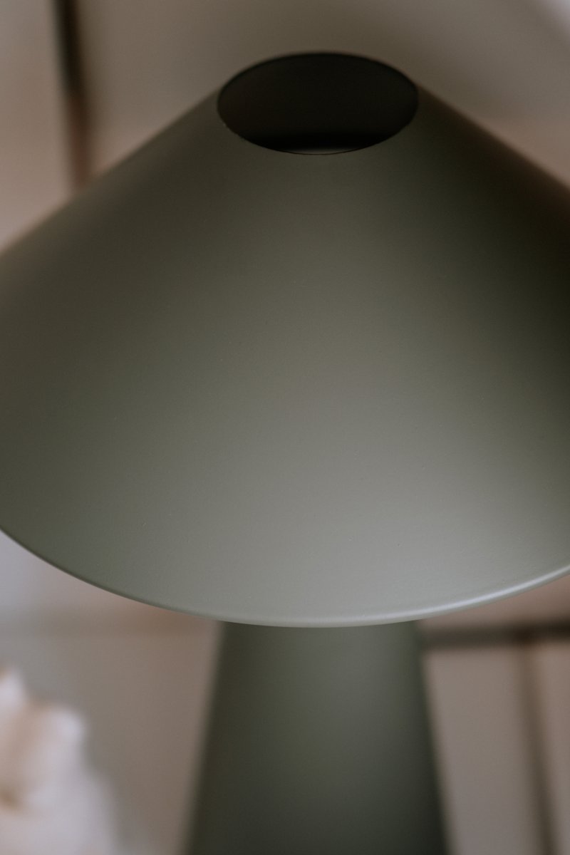 Cannes 40cm Vert mousse lampe de table De Globen Lighting - Cannes est fabriqu&eacute;e en m&eacute;tal laqu&eacute; mat et est &eacute;quip&eacute;e d'un c&acirc;ble textile de 200 cm avec prise et interrupteur.