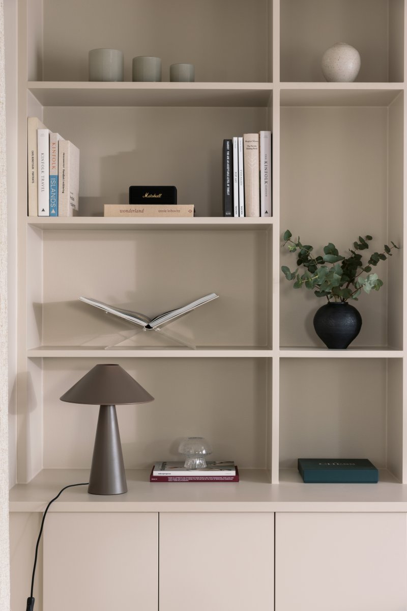 Cannes 40cm Moka lampe de table De Globen Lighting - Cannes est fabriqu&eacute;e en m&eacute;tal laqu&eacute; mat et est &eacute;quip&eacute;e d'un c&acirc;ble textile de 200 cm avec prise et interrupteur.