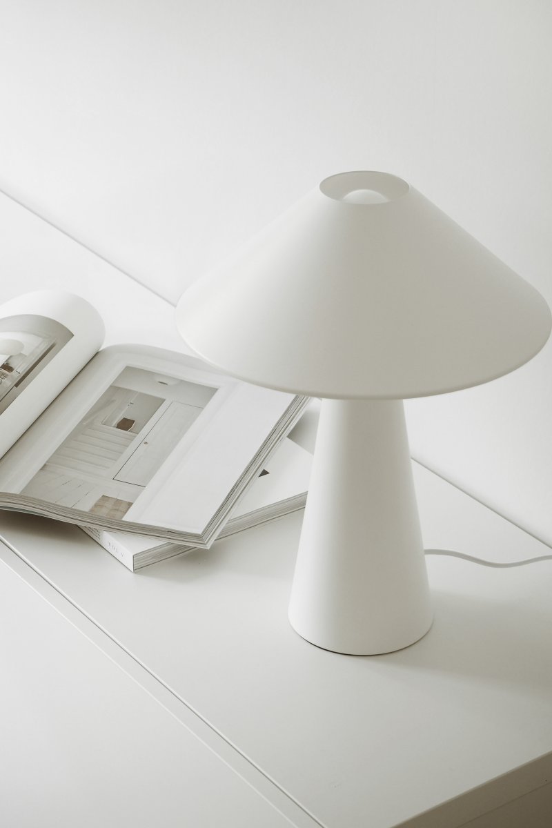 Cannes 40cm Blanc lampe de table De Globen Lighting - Cannes est fabriqu&eacute;e en m&eacute;tal laqu&eacute; mat et est &eacute;quip&eacute;e d'un c&acirc;ble textile de 200 cm avec prise et interrupteur.