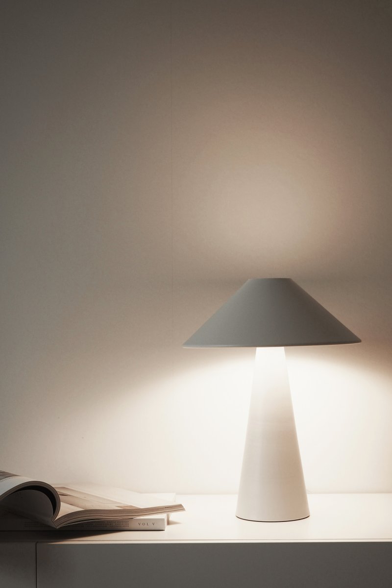 Cannes 40cm Blanc lampe de table De Globen Lighting - Cannes est fabriqu&eacute;e en m&eacute;tal laqu&eacute; mat et est &eacute;quip&eacute;e d'un c&acirc;ble textile de 200 cm avec prise et interrupteur.