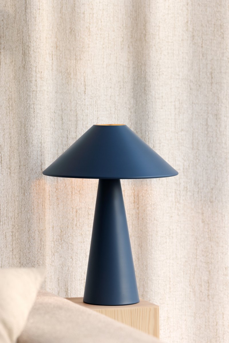 Cannes 40cm Bleu lampe de table De Globen Lighting - Cannes est fabriqu&eacute;e en m&eacute;tal laqu&eacute; mat et est &eacute;quip&eacute;e d'un c&acirc;ble textile de 200 cm avec prise et interrupteur.
