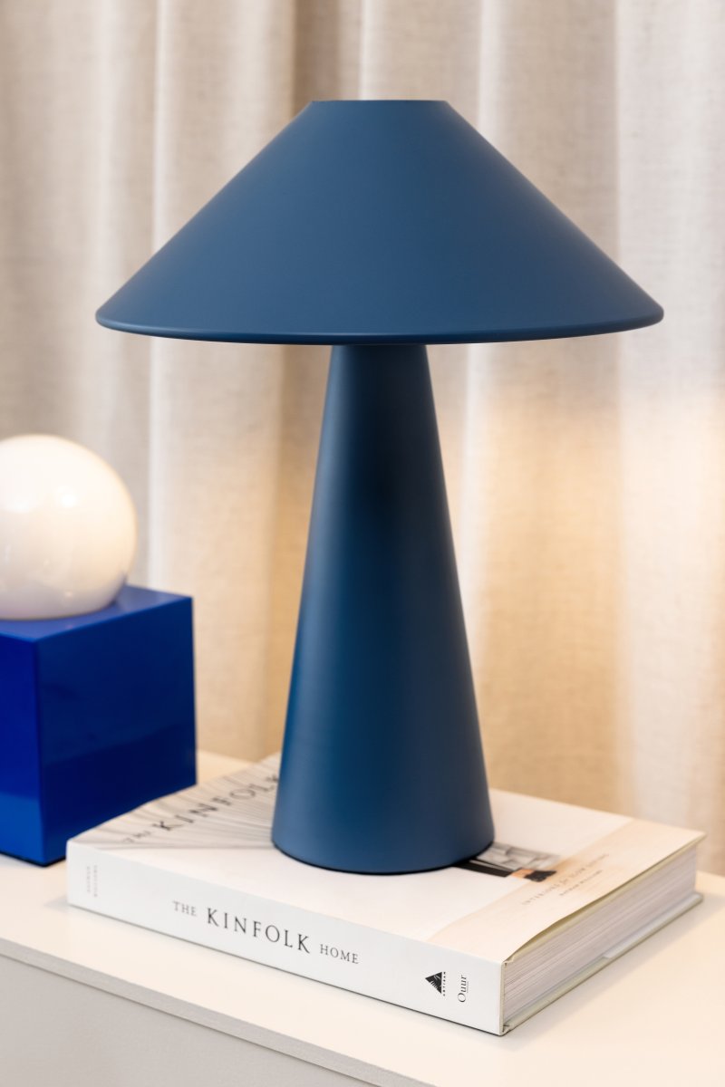 Cannes 40cm Bleu lampe de table De Globen Lighting - Cannes est fabriqu&eacute;e en m&eacute;tal laqu&eacute; mat et est &eacute;quip&eacute;e d'un c&acirc;ble textile de 200 cm avec prise et interrupteur.