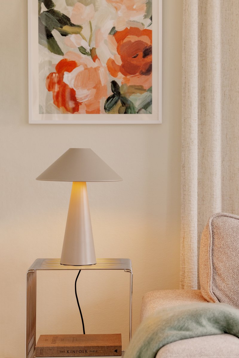 Cannes 40cm Beige lampe de table De Globen Lighting - Cannes est fabriqu&eacute;e en m&eacute;tal laqu&eacute; mat et est &eacute;quip&eacute;e d'un c&acirc;ble textile de 200 cm avec prise et interrupteur.