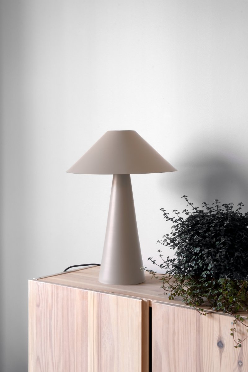 Cannes 40cm Beige lampe de table De Globen Lighting - Cannes est fabriqu&eacute;e en m&eacute;tal laqu&eacute; mat et est &eacute;quip&eacute;e d'un c&acirc;ble textile de 200 cm avec prise et interrupteur.