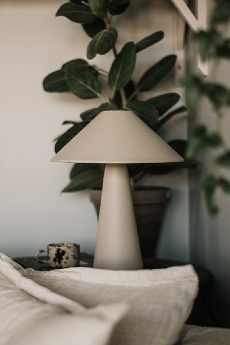 Cannes 40cm Beige lampe de table De Globen Lighting - Cannes est fabriqu&eacute;e en m&eacute;tal laqu&eacute; mat et est &eacute;quip&eacute;e d'un c&acirc;ble textile de 200 cm avec prise et interrupteur.