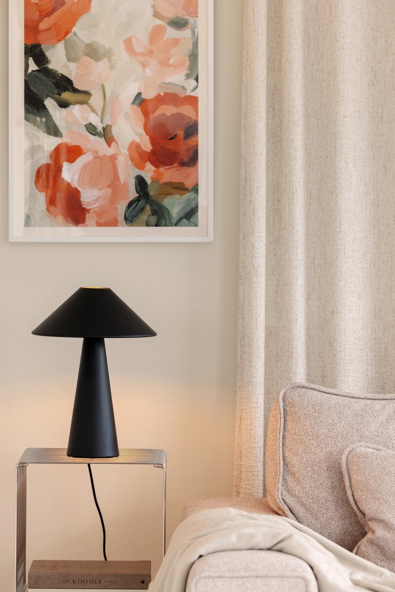 Cannes 40cm Noir lampe de table De Globen Lighting - Cannes est fabriqu&eacute;e en m&eacute;tal laqu&eacute; mat et est &eacute;quip&eacute;e d'un c&acirc;ble textile de 200 cm avec prise et interrupteur.