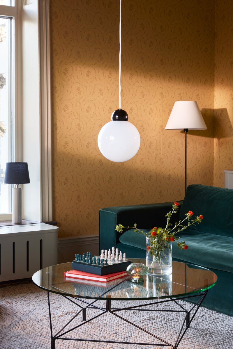 Ripley Ø25 Noir suspension De Globen Lighting - Ripley est &eacute;quip&eacute;e d'un c&acirc;ble textile de 120 cm et d'une douille de plafond en m&eacute;tal assortie.