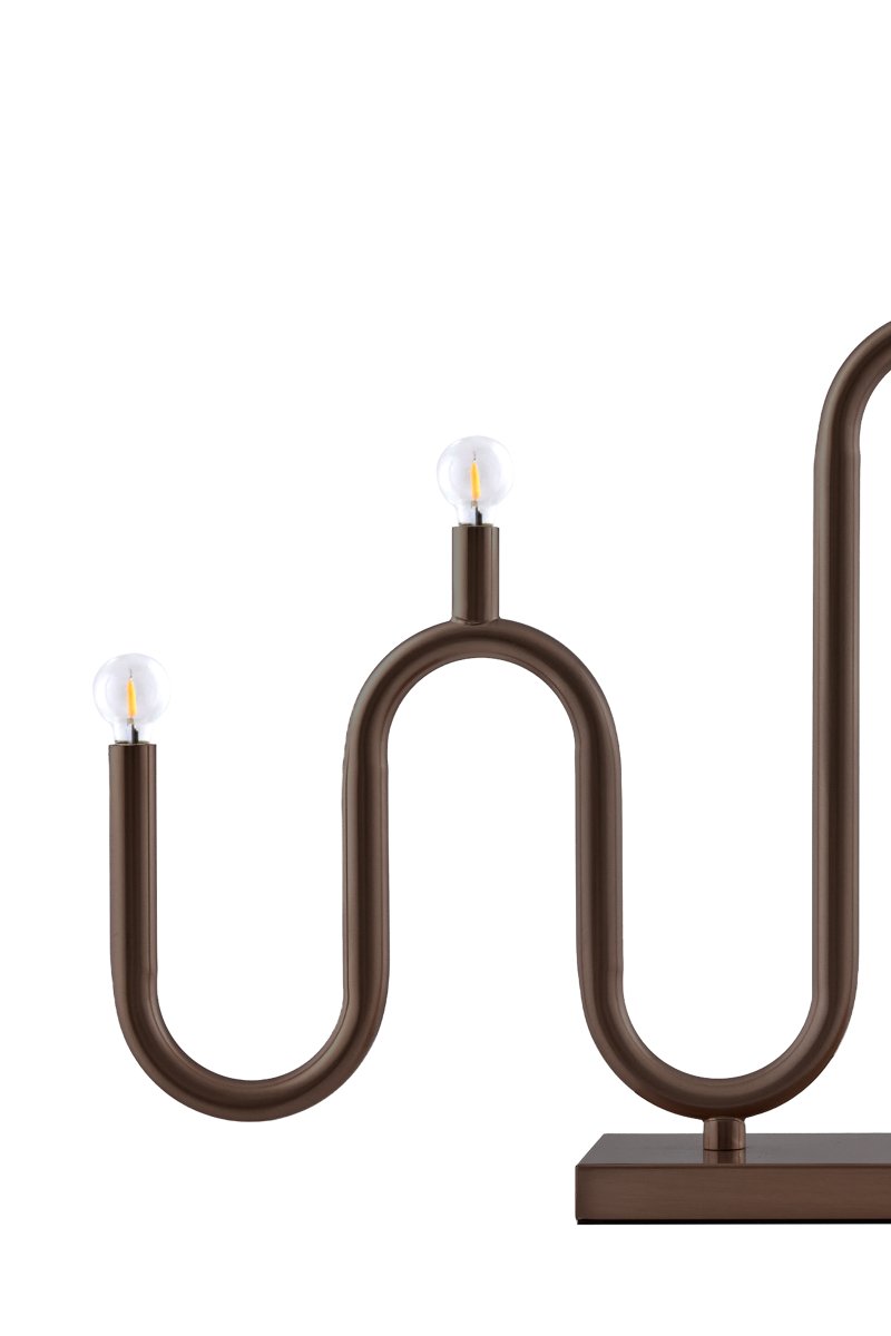 Noel 7 Bronze De Globen Lighting - Son design aux courbes douces, obtenu par le cintrage &agrave; la main de tubes m&eacute;talliques, offre une interpr&eacute;tation moderne du bougeoir classique de l'Avent.