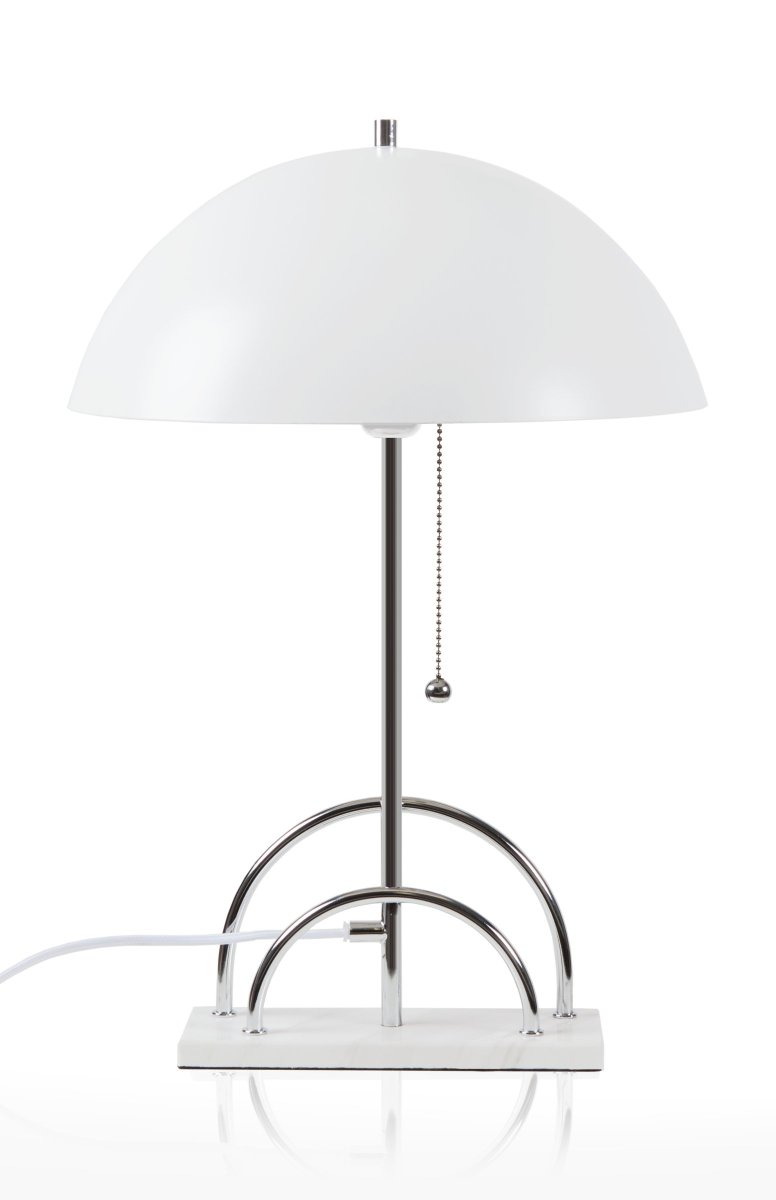 Sarah 50cm Blanc lampe de table De Globen Lighting - Abat-jour en m&eacute;tal laqu&eacute; blanc et base en marbre blanc massif.