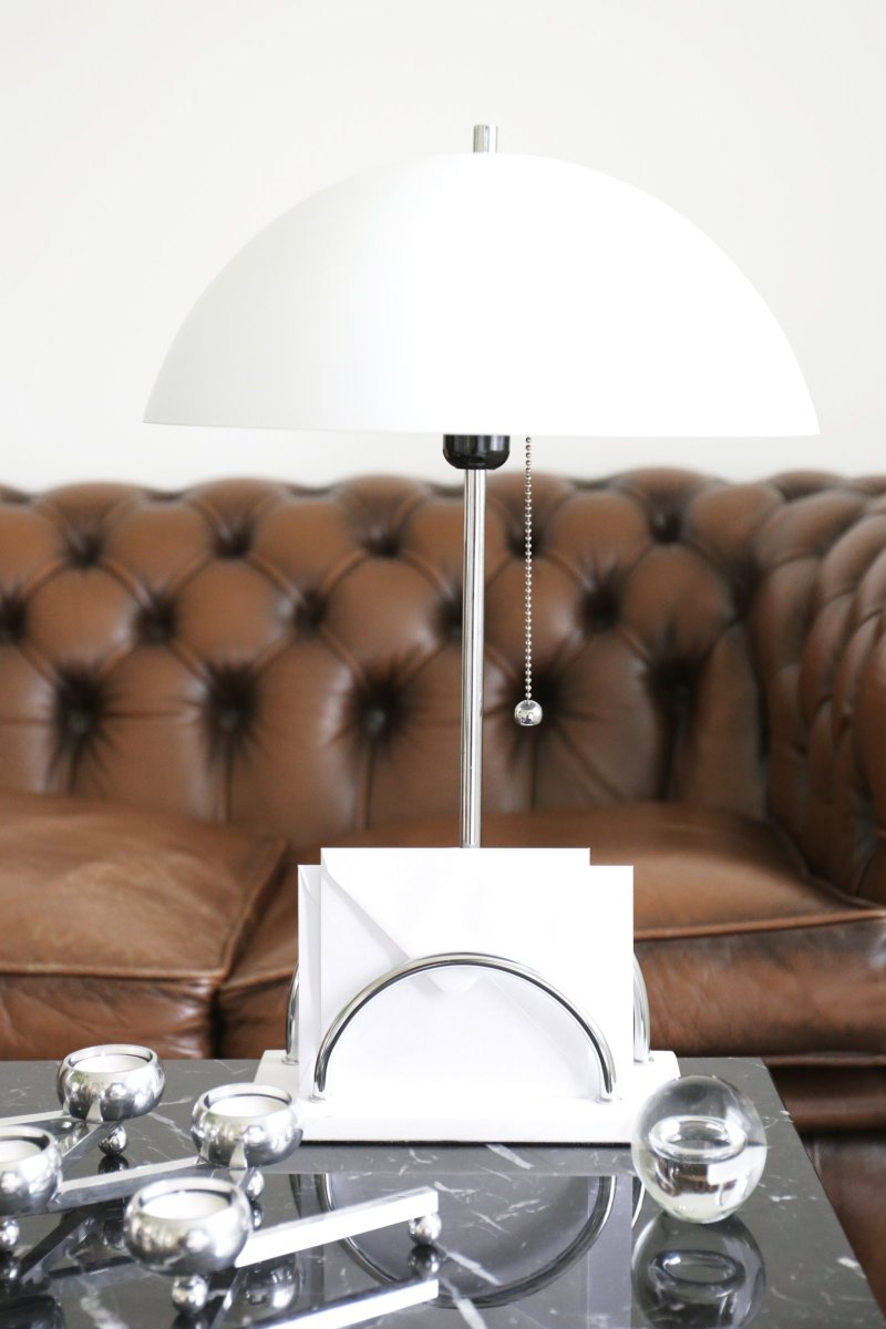 Sarah 50cm Blanc lampe de table De Globen Lighting - Abat-jour en m&eacute;tal laqu&eacute; blanc et base en marbre blanc massif.