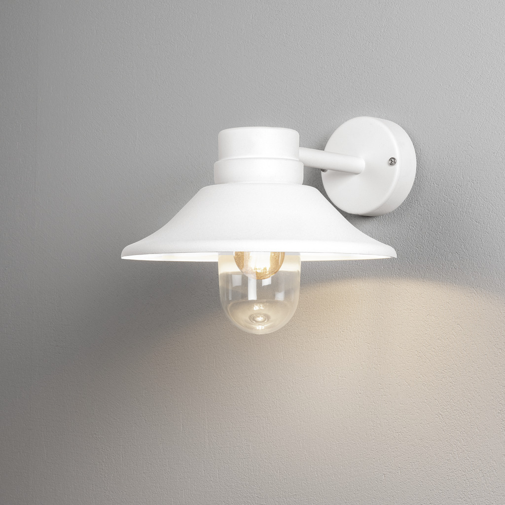 Vega Blanc lampe d’extérieur De Konstsmide - L'abat-jour large et le dôme en verre transparent émettent une lumière agréable et dirigée, ce qui rend la lampe parfaite pour les entrées et les patios.