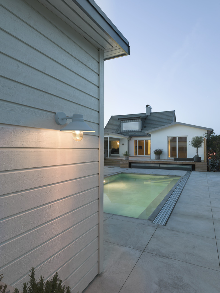 Vega Blanc lampe d’extérieur De Konstsmide - L'abat-jour large et le dôme en verre transparent émettent une lumière agréable et dirigée, ce qui rend la lampe parfaite pour les entrées et les patios.