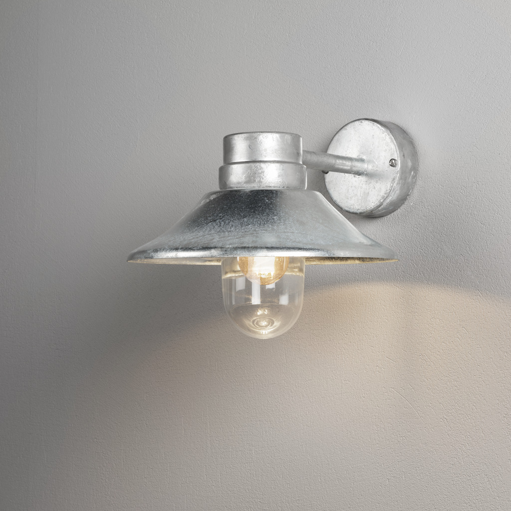 Vega Galvanisé à chaud lampe d’extérieur De Konstsmide - L'abat-jour large et le dôme en verre transparent émettent une lumière agréable et dirigée, ce qui rend la lampe parfaite pour les entrées et les patios.