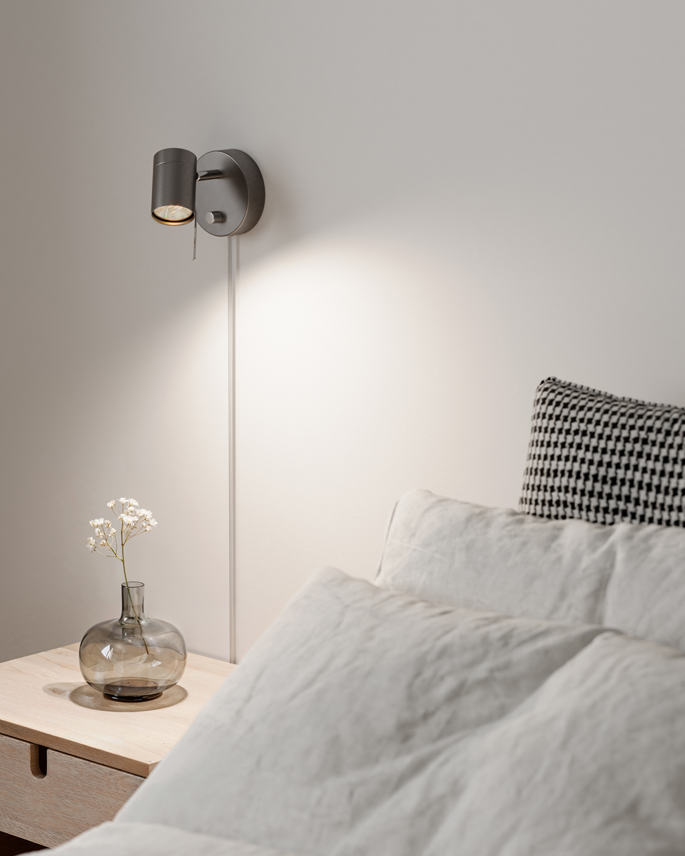 Correct Gris acier lampe de lecture De By Rydéns - Gr&acirc;ce &agrave; son design &eacute;l&eacute;gant, Correct trouve sa place partout o&ugrave; vous avez besoin d'un &eacute;clairage d'appoint&nbsp;: comme lampe de chevet, spot mural dans un coin de votre lit, au-dessus d'un plan de travail de cuisine ou pour mettre en valeur vos &oelig;uvres d'art.