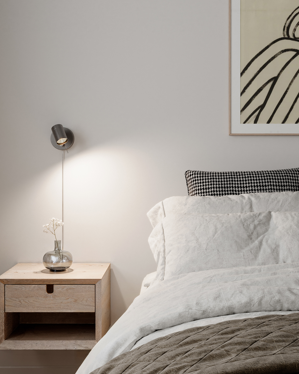 Correct Gris acier lampe de lecture De By Rydéns - Gr&acirc;ce &agrave; son design &eacute;l&eacute;gant, Correct trouve sa place partout o&ugrave; vous avez besoin d'un &eacute;clairage d'appoint&nbsp;: comme lampe de chevet, spot mural dans un coin de votre lit, au-dessus d'un plan de travail de cuisine ou pour mettre en valeur vos &oelig;uvres d'art.