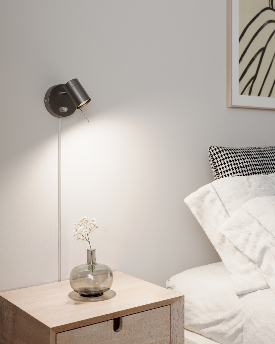 Correct Gris acier lampe de lecture De By Rydéns - Gr&acirc;ce &agrave; son design &eacute;l&eacute;gant, Correct trouve sa place partout o&ugrave; vous avez besoin d'un &eacute;clairage d'appoint&nbsp;: comme lampe de chevet, spot mural dans un coin de votre lit, au-dessus d'un plan de travail de cuisine ou pour mettre en valeur vos &oelig;uvres d'art.