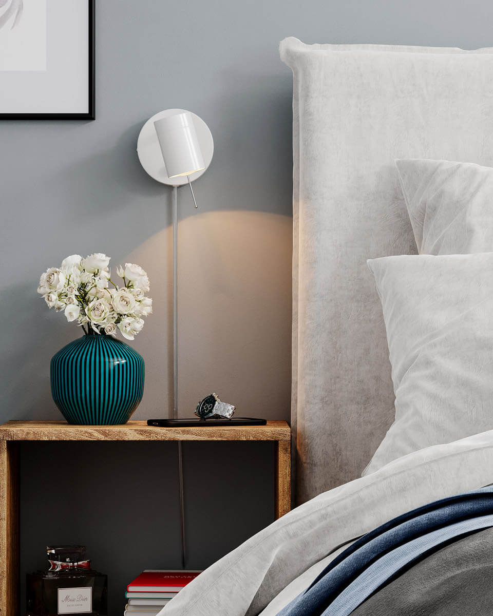 Correct Blanc lampe de lecture De By Rydéns - Une tige m&eacute;tallique situ&eacute;e en haut de la t&ecirc;te de la lampe vous permet de diriger la lumi&egrave;re selon vos besoins sans risque de surchauffe.