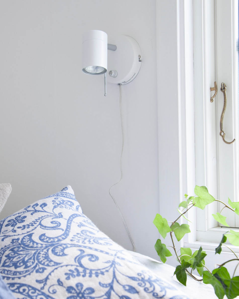 Correct Blanc lampe de lecture De By Rydéns - Une tige m&eacute;tallique situ&eacute;e en haut de la t&ecirc;te de la lampe vous permet de diriger la lumi&egrave;re selon vos besoins sans risque de surchauffe.