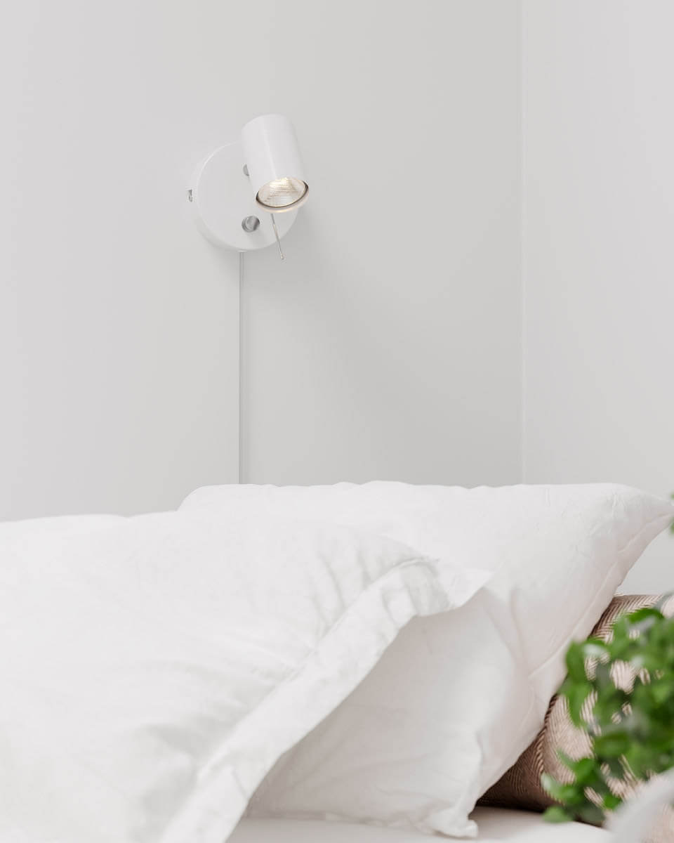 Correct Blanc lampe de lecture De By Rydéns - Une tige m&eacute;tallique situ&eacute;e en haut de la t&ecirc;te de la lampe vous permet de diriger la lumi&egrave;re selon vos besoins sans risque de surchauffe.