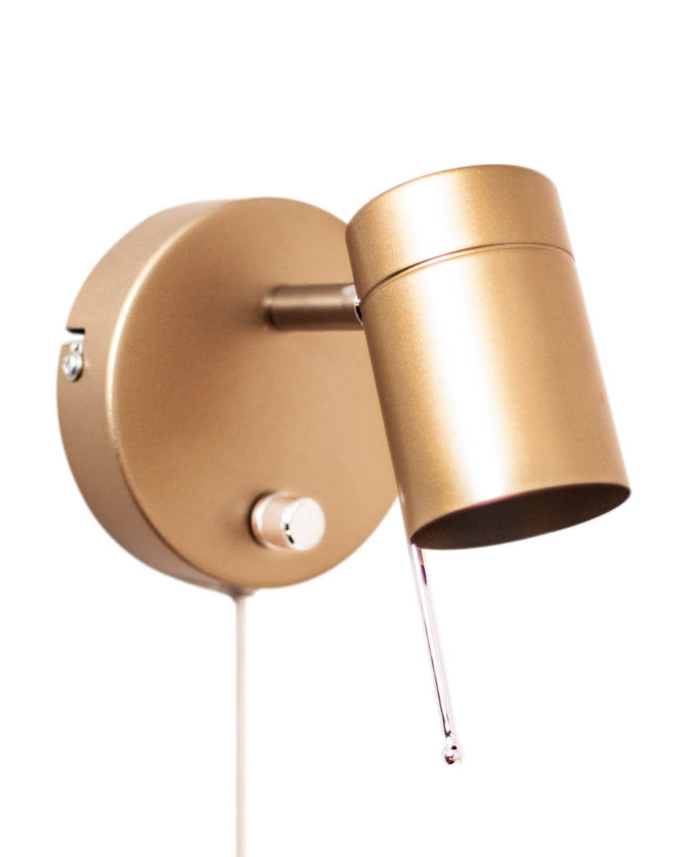 Correct Or lampe de lecture De By Rydéns - Utilisez-la comme lampe de chevet, lampe de lecture à côté de votre fauteuil préféré, au-dessus du comptoir de la cuisine, ou pourquoi pas pour éclairer un tableau que vous aimez.