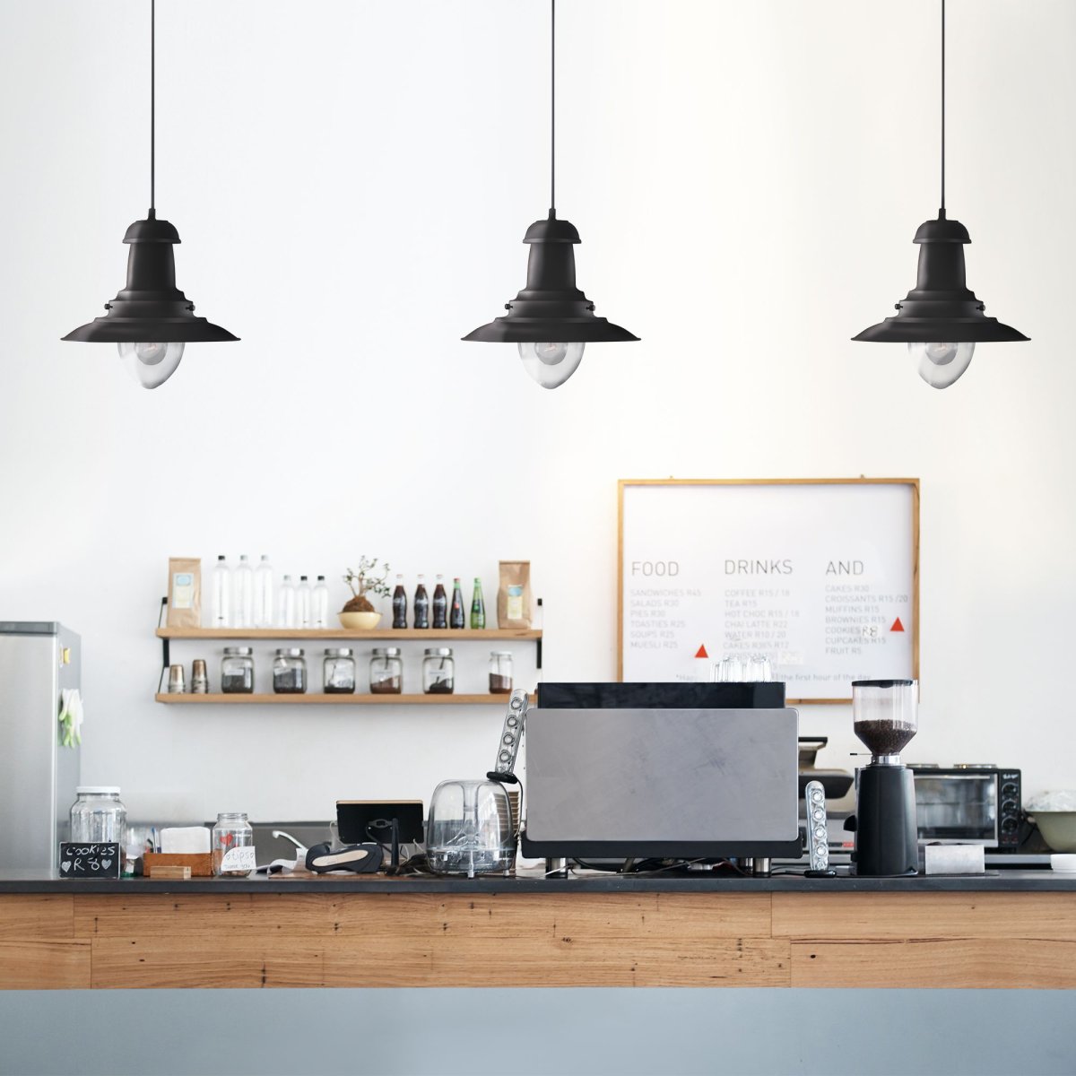 Fisherman Ø32 Noir suspension De Searchlight - Le plafonnier Fisherman noir avec un abat-jour en verre transparent est un luminaire robuste dans un style industriel classique.