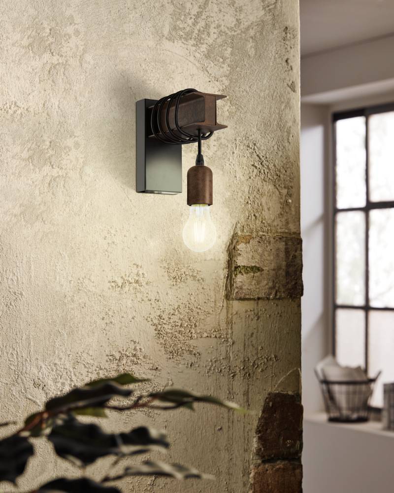 Townshend Brun applique murale De Eglo - Les d&eacute;tails robustes de couleur rouille et le c&acirc;ble visible conf&egrave;rent &agrave; la lampe une touche rustique, tandis que l'ampoule expos&eacute;e souligne le style industriel.