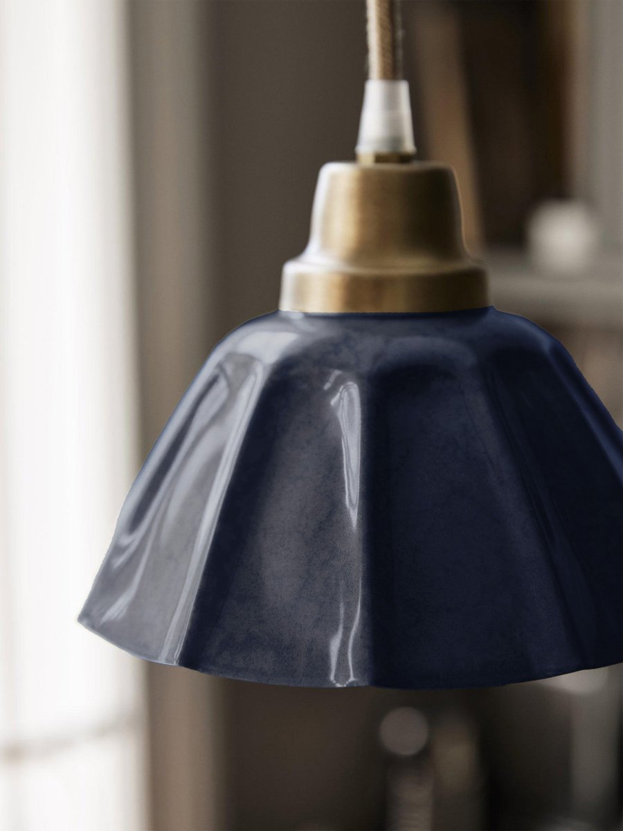Ester Ø17 Bleu lampe de fenêtre De PR Home - La lampe est fournie avec un c&acirc;ble textile couleur lin de 3,5 m de long et une prise secteur.