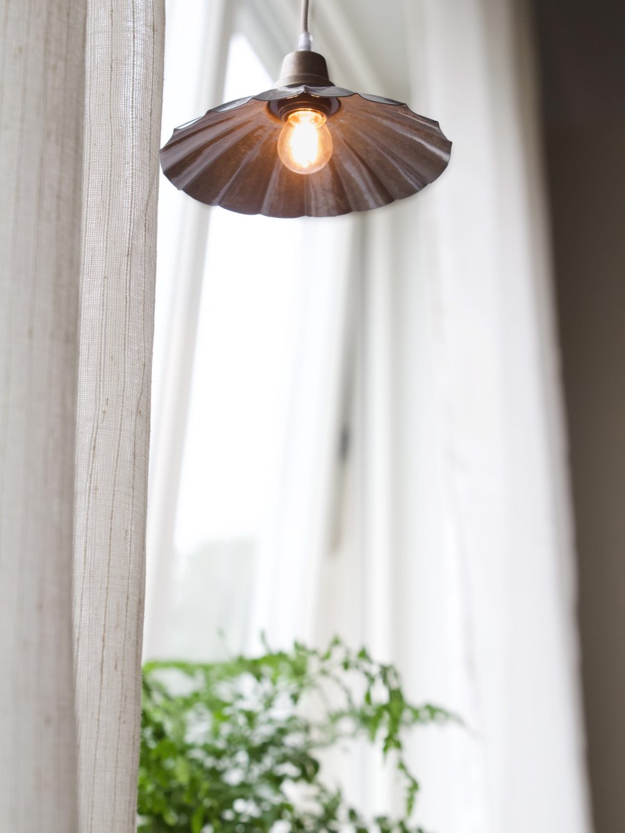 Ester Ø24 Bleu lampe de fenêtre De PR Home - La lampe est fournie avec un c&acirc;ble textile couleur lin de 3,5 m de long et une prise secteur.