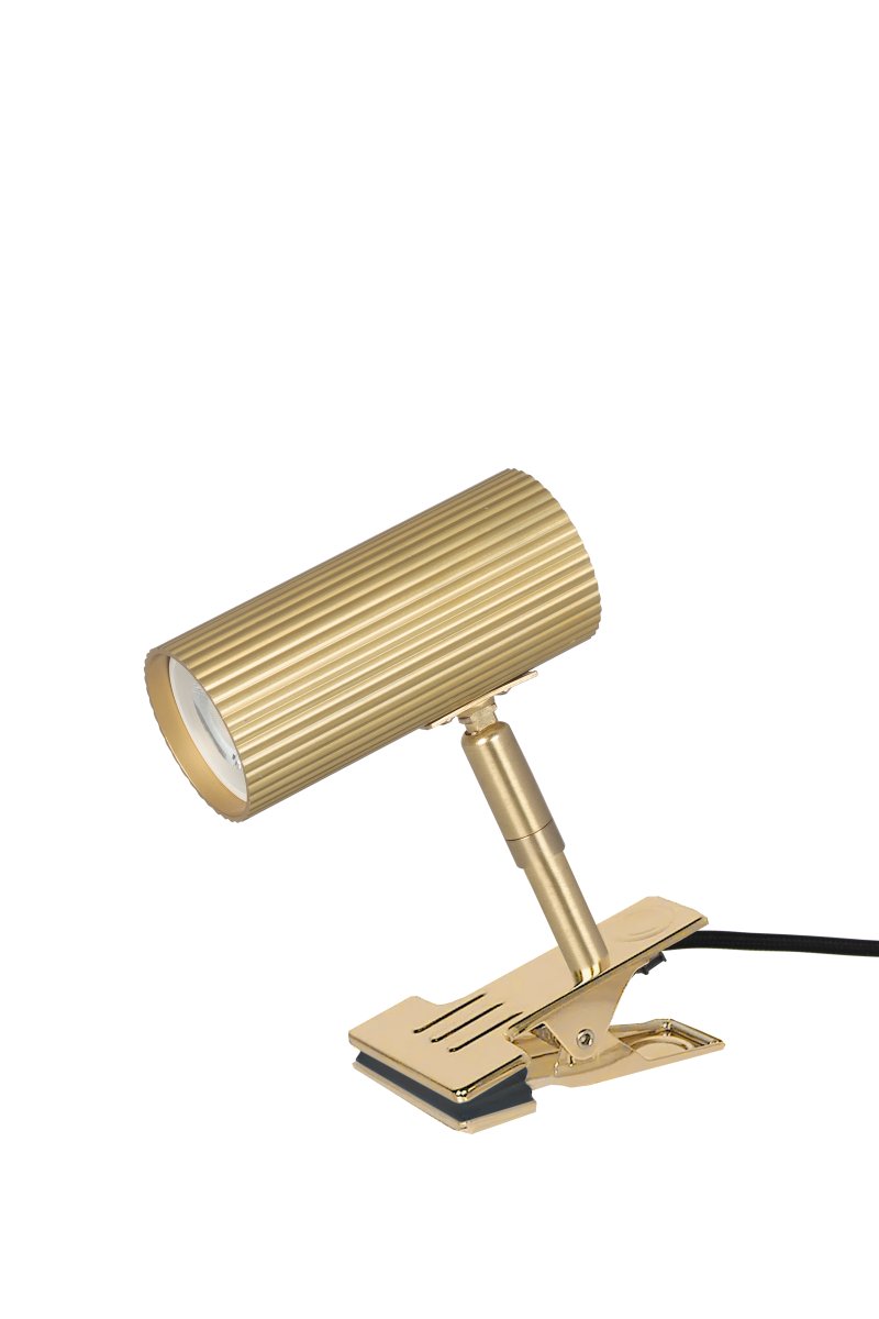 Hubble Laiton brossé lampe à pince De Globen Lighting - L'abat-jour est inclinable verticalement et lat&eacute;ralement, ce qui la rend id&eacute;ale pour une utilisation sur une &eacute;tag&egrave;re ou une t&ecirc;te de lit.