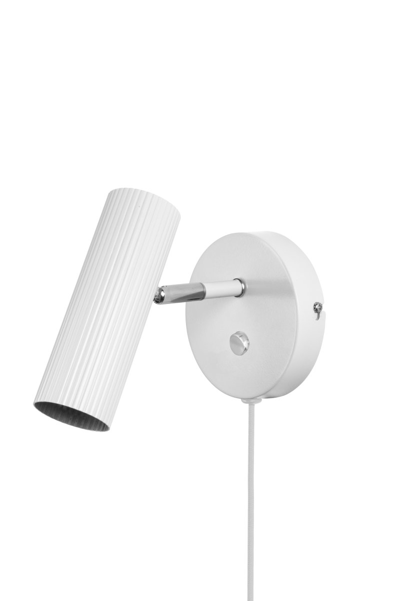 Hubble Blanc lampe de lecture De Globen Lighting - L'interrupteur est situé sur le support mural pour une utilisation facile.