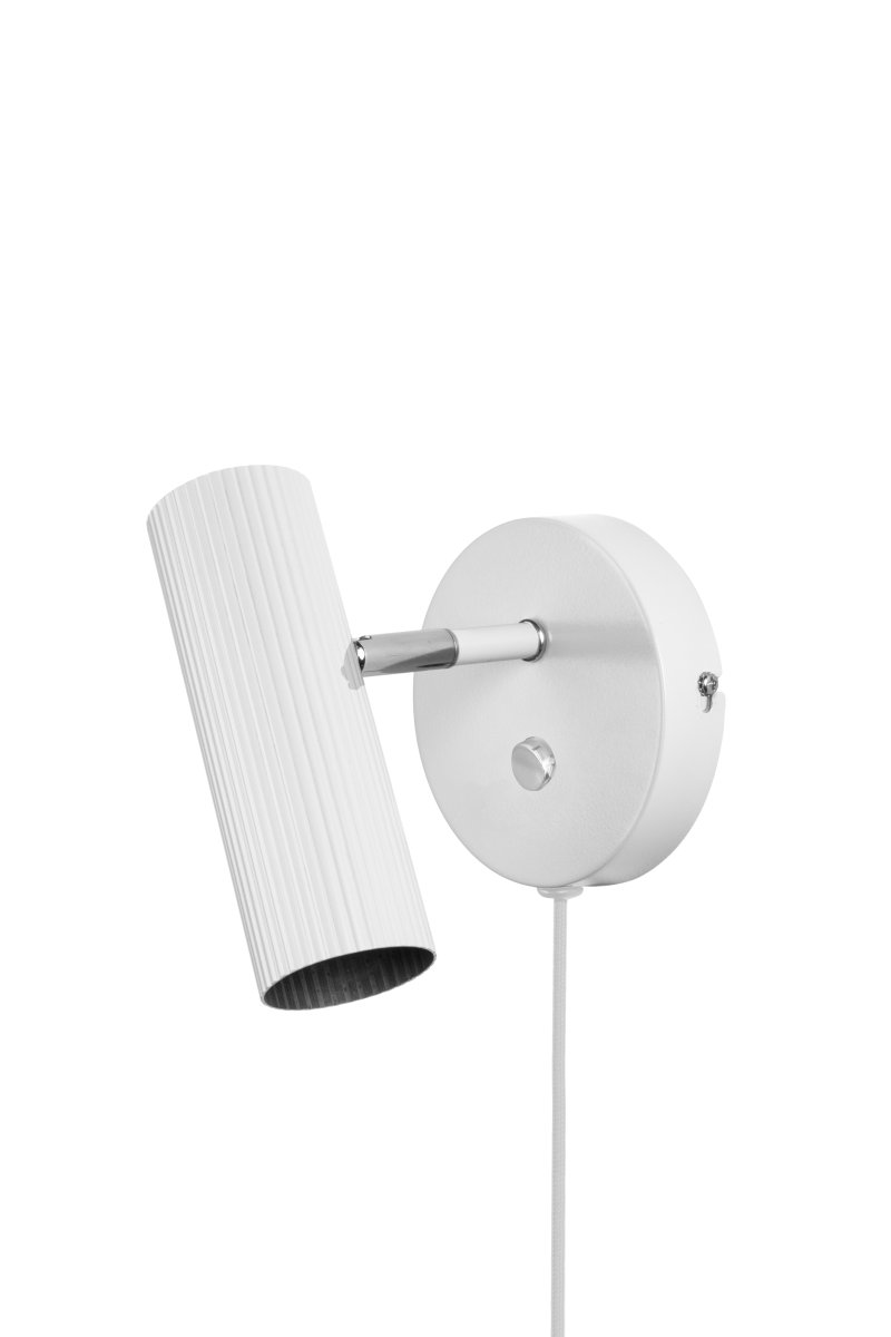 Hubble Blanc lampe de lecture De Globen Lighting - L'interrupteur est situé sur le support mural pour une utilisation facile.