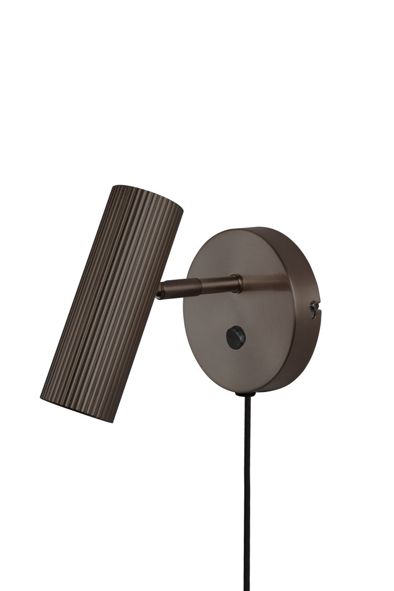 Hubble Bronze lampe de lecture De Globen Lighting - L'interrupteur est situ&eacute; sur le support mural pour une utilisation facile.