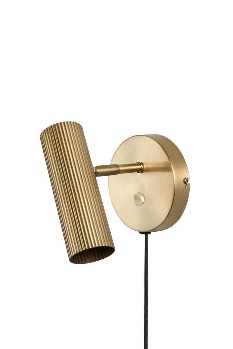 Hubble Laiton brossé lampe de lecture De Globen Lighting - L'interrupteur est situé sur le support mural pour une utilisation facile.