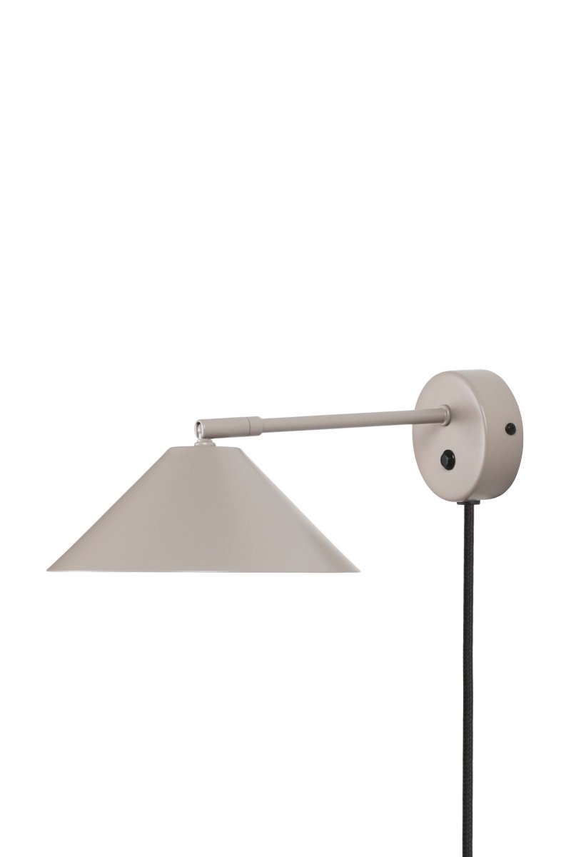 Cannes 30cm Beige lampe de lecture De Globen Lighting - Son abat-jour diffuse une lumière douce et agréable vers le bas et est inclinable verticalement et latéralement.