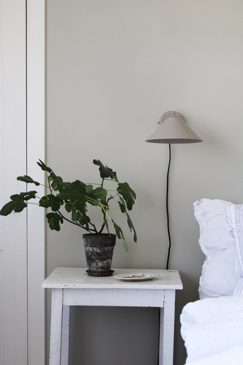 Cannes 30cm Beige lampe de lecture De Globen Lighting - Son abat-jour diffuse une lumière douce et agréable vers le bas et est inclinable verticalement et latéralement.