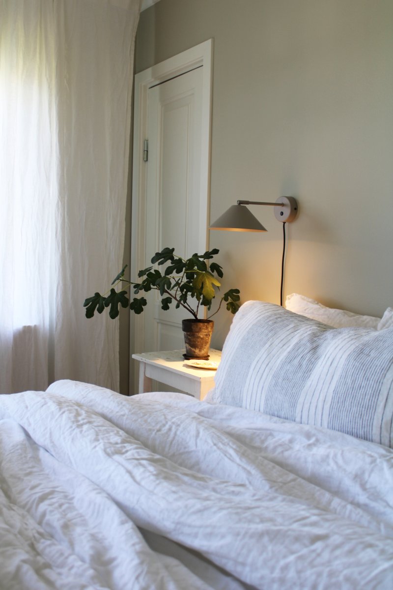 Cannes 30cm Beige lampe de lecture De Globen Lighting - Son abat-jour diffuse une lumière douce et agréable vers le bas et est inclinable verticalement et latéralement.