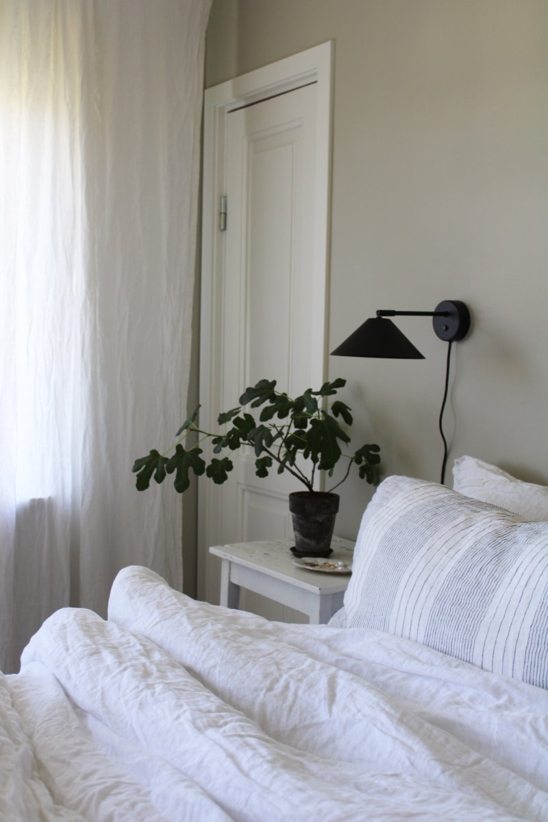 Cannes 30cm Noir lampe de lecture De Globen Lighting - Son abat-jour diffuse une lumière douce et agréable vers le bas et est inclinable verticalement et latéralement.