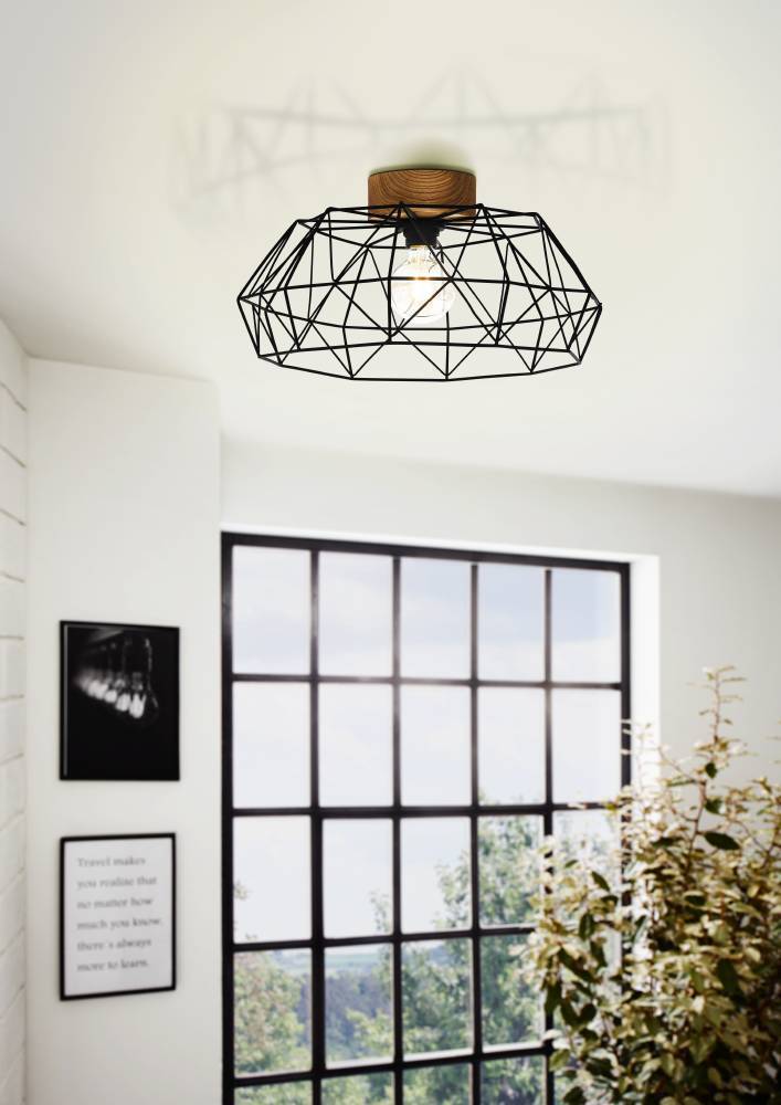 Padstow Ø45.5 Noir plafonnier De Eglo - Dotée d'un cadre en métal noir dans un design polygonal saisissant et d'un détail en bois naturel qui contraste avec le style industriel, cette lampe devient une œuvre d'art en soi.