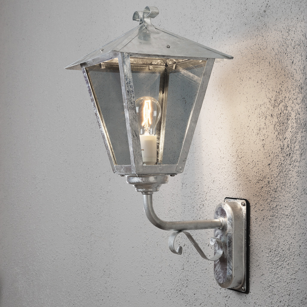 Benu Acier galvanisé lampe d’extérieur De Konstsmide - Cette lampe convient &agrave; toutes les conditions m&eacute;t&eacute;orologiques et offre une solution d'&eacute;clairage ext&eacute;rieur durable et &eacute;l&eacute;gante.