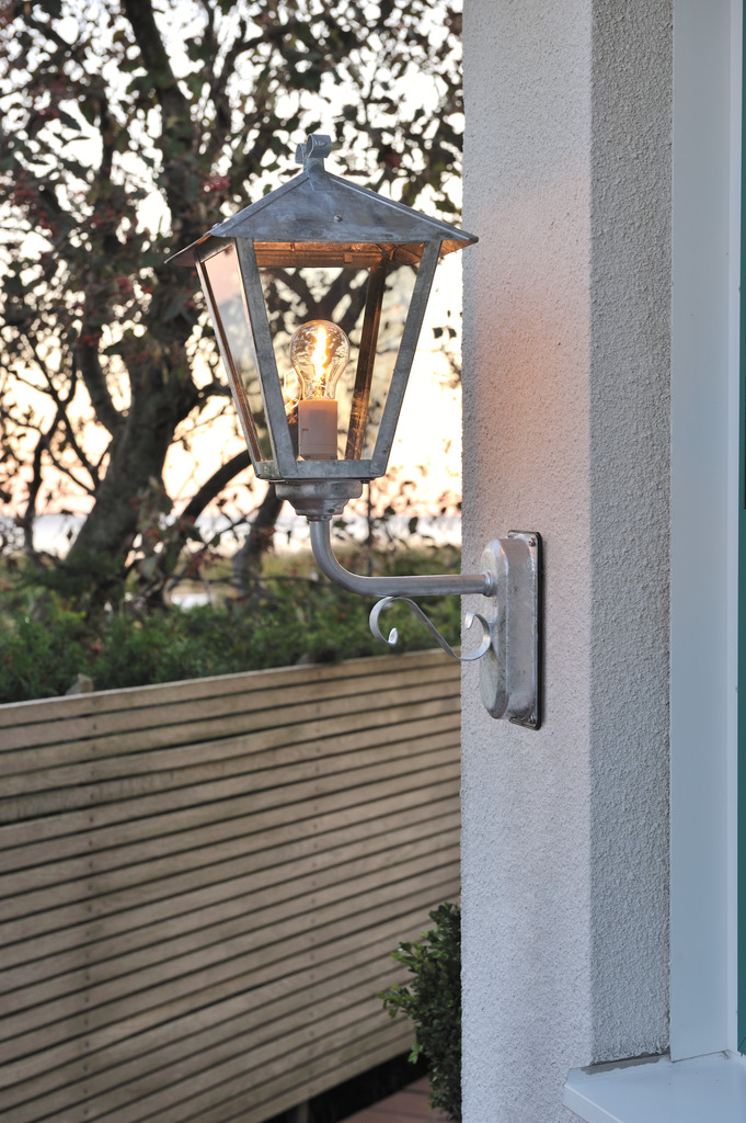 Benu Acier galvanisé lampe d’extérieur De Konstsmide - Cette lampe convient &agrave; toutes les conditions m&eacute;t&eacute;orologiques et offre une solution d'&eacute;clairage ext&eacute;rieur durable et &eacute;l&eacute;gante.