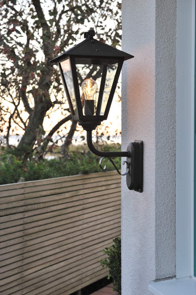 Benu Noir lampe d’extérieur De Konstsmide - Cette lampe convient &agrave; toutes les conditions m&eacute;t&eacute;orologiques et offre une solution d'&eacute;clairage ext&eacute;rieur durable et &eacute;l&eacute;gante.