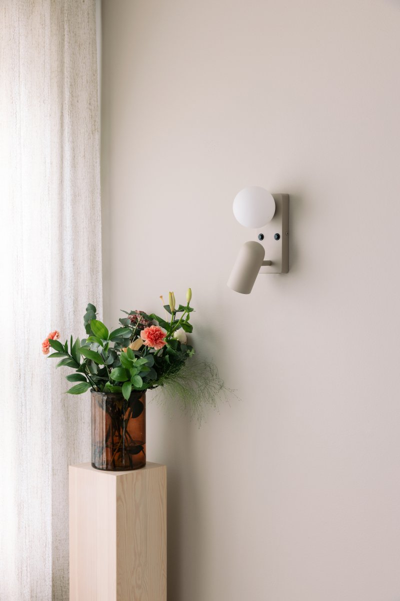 Doppio 25cm Beige lampe de lecture De Globen Lighting - Elle offre une lumi&egrave;re directionnelle gr&acirc;ce au spot et un &eacute;clairage d'ambiance gr&acirc;ce &agrave; l'abat-jour en verre.