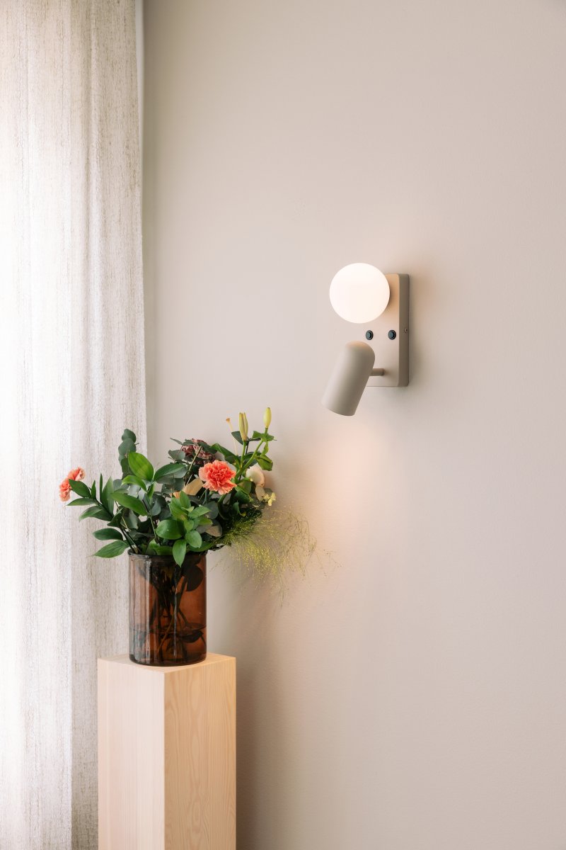 Doppio 25cm Beige lampe de lecture De Globen Lighting - Elle offre une lumi&egrave;re directionnelle gr&acirc;ce au spot et un &eacute;clairage d'ambiance gr&acirc;ce &agrave; l'abat-jour en verre.