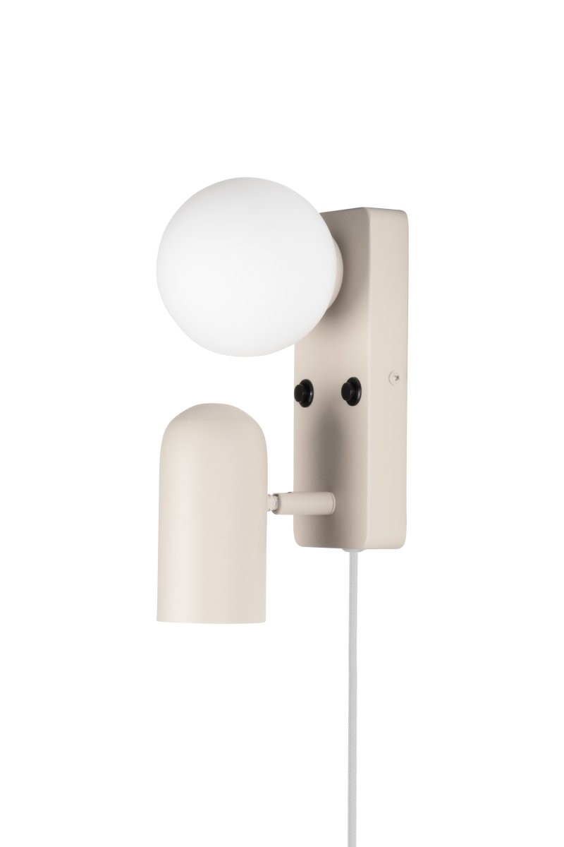 Doppio 25cm Beige lampe de lecture De Globen Lighting - Elle offre une lumi&egrave;re directionnelle gr&acirc;ce au spot et un &eacute;clairage d'ambiance gr&acirc;ce &agrave; l'abat-jour en verre.