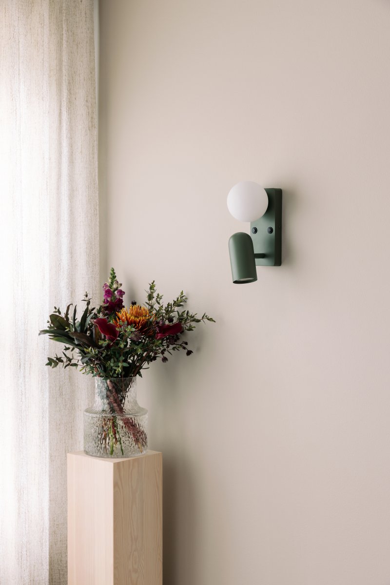 Doppio 25cm Vert mousse lampe de lecture De Globen Lighting - Elle offre une lumière directionnelle grâce au spot et un éclairage d'ambiance grâce à l'abat-jour en verre.