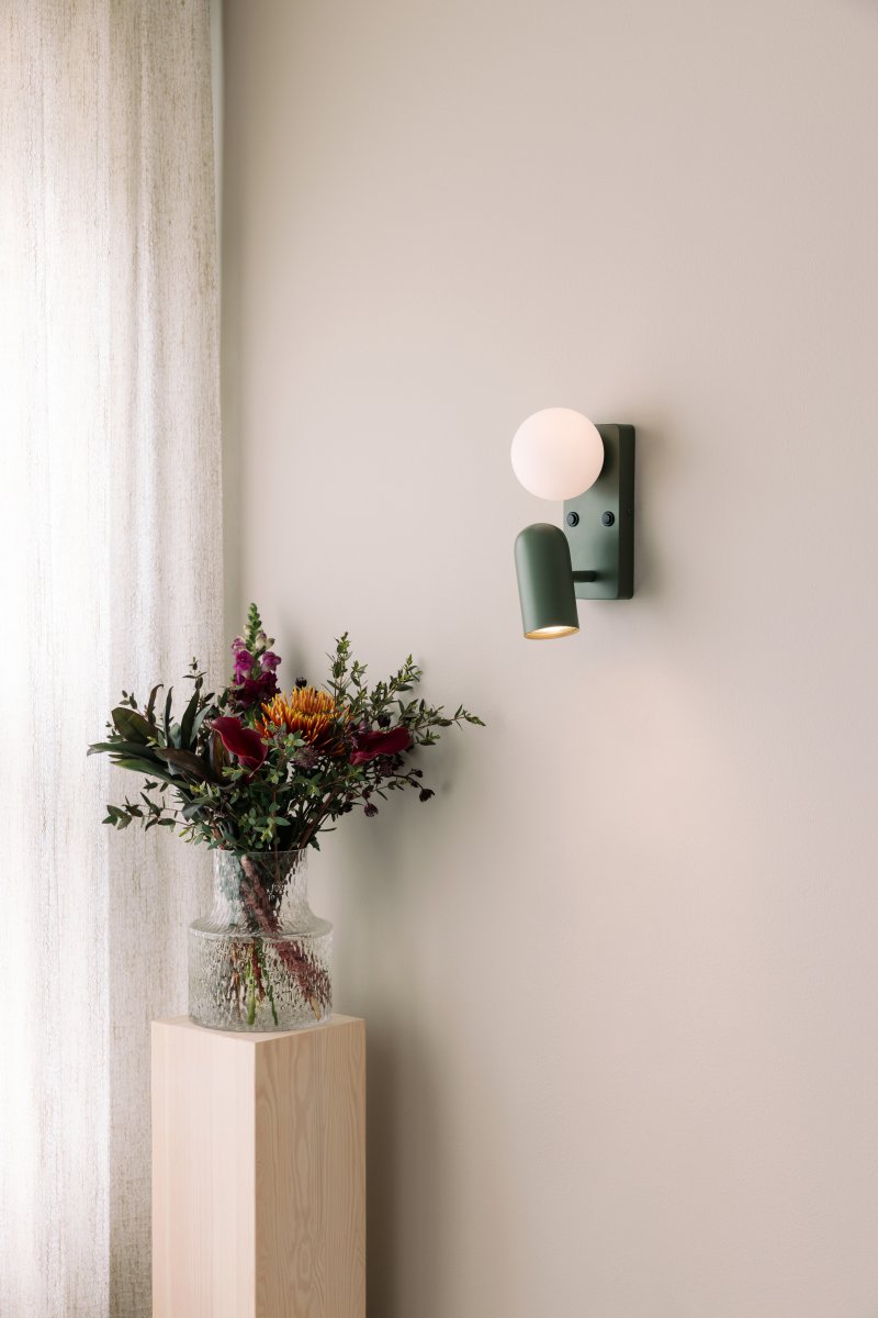 Doppio 25cm Vert mousse lampe de lecture De Globen Lighting - Elle offre une lumière directionnelle grâce au spot et un éclairage d'ambiance grâce à l'abat-jour en verre.