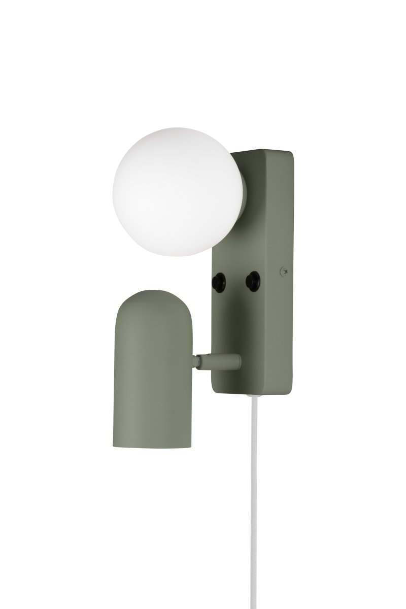 Doppio 25cm Vert mousse lampe de lecture De Globen Lighting - Elle offre une lumière directionnelle grâce au spot et un éclairage d'ambiance grâce à l'abat-jour en verre.