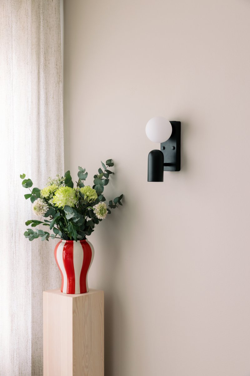 Doppio 25cm Noir lampe de lecture De Globen Lighting - Elle offre une lumière directionnelle grâce au spot et un éclairage d'ambiance grâce à l'abat-jour en verre.