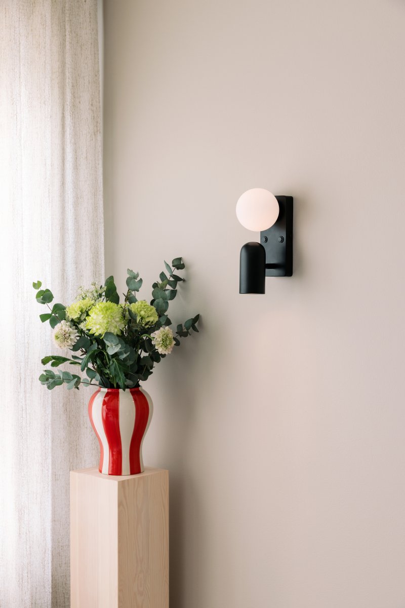 Doppio 25cm Noir lampe de lecture De Globen Lighting - Elle offre une lumière directionnelle grâce au spot et un éclairage d'ambiance grâce à l'abat-jour en verre.