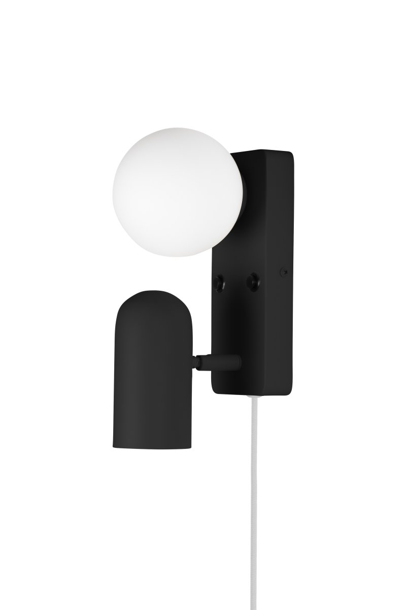 Doppio 25cm Noir lampe de lecture De Globen Lighting - Elle offre une lumière directionnelle grâce au spot et un éclairage d'ambiance grâce à l'abat-jour en verre.